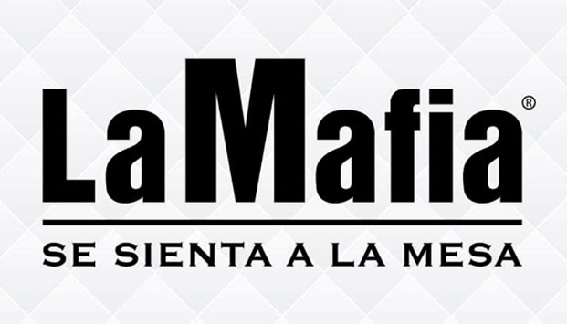 RESTAURANTE ITALIANO LA MAFIA SE SIENTA A LA MESA